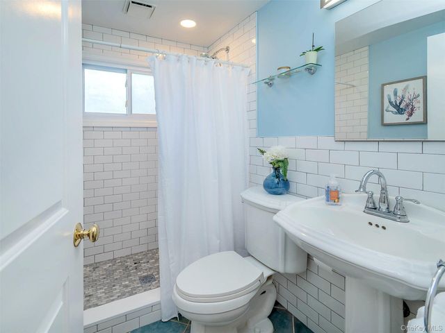 22 Andover Road, Port Washington, NY 11050