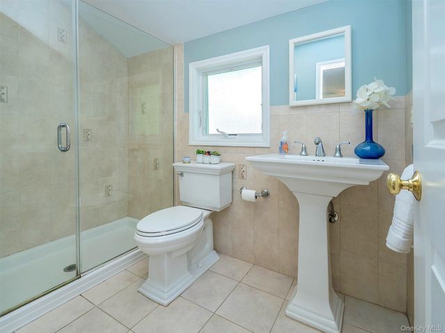 22 Andover Road, Port Washington, NY 11050