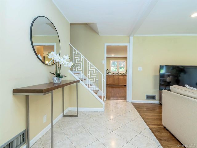 22 Andover Road, Port Washington, NY 11050