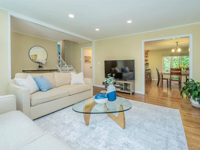 22 Andover Road, Port Washington, NY 11050