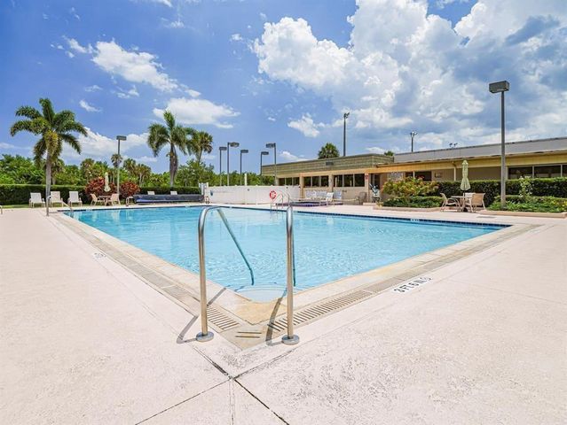 53 Woodland Drive 105, Vero Beach, FL 32962