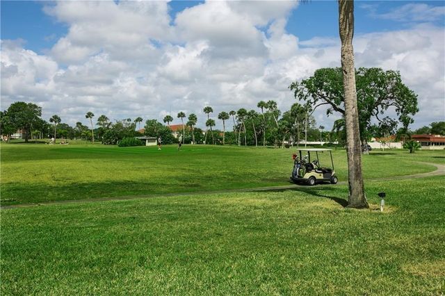 53 Woodland Drive 105, Vero Beach, FL 32962