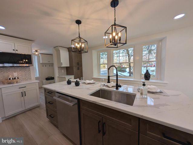 1221 EDGE HILL RD, Abington, PA 19001