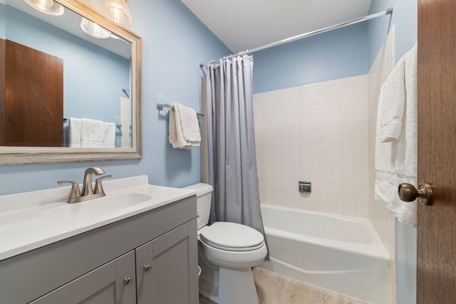 611 W Central Road A4, Mount Prospect, IL 60056