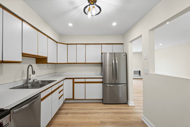 10381 Dearlove Road 2A, Glenview, IL 60025