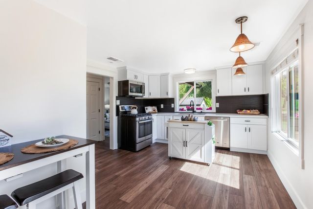 9256 Horseshoe Bar Rd, Loomis, CA 95650