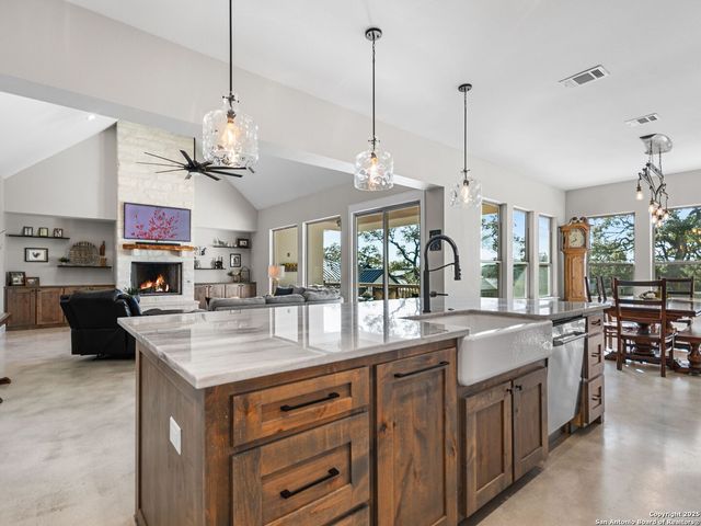 102 CREEDE ST, Boerne, TX 78006