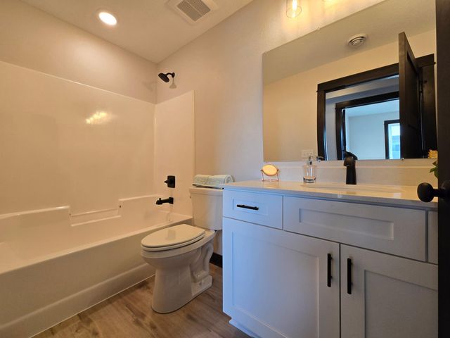 916 Katelyn Circle NE, Montgomery, MN 56069