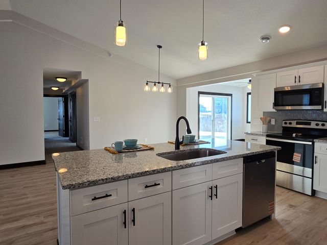 916 Katelyn Circle NE, Montgomery, MN 56069