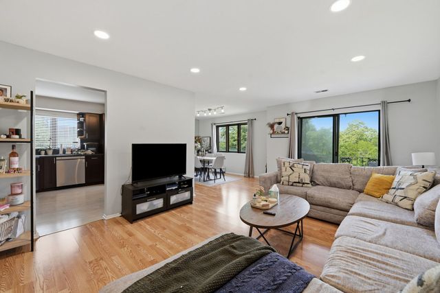 9331 Landings Lane 305, Des Plaines, IL 60016