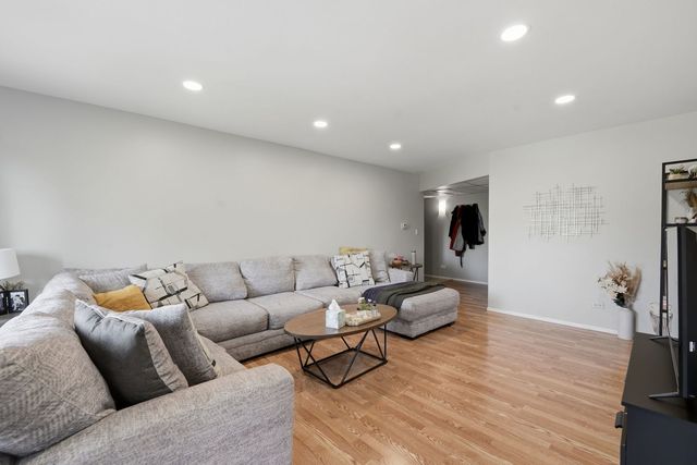 9331 Landings Lane 305, Des Plaines, IL 60016