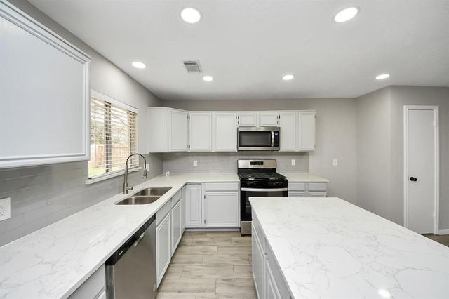 4915 Pecan Grove Dr, Pearland, TX 77584