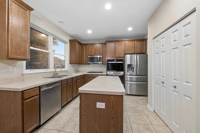 207 Willington Way, Oswego, IL 60543