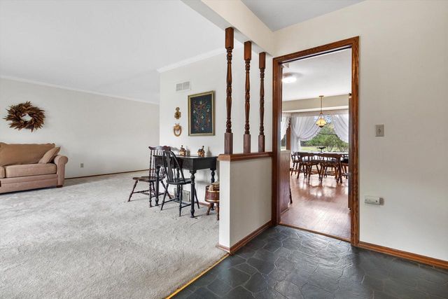 S42W34366 Griffith LANE, Dousman, WI 53118