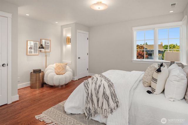 1915 35th Avenue W, Seattle, WA 98199