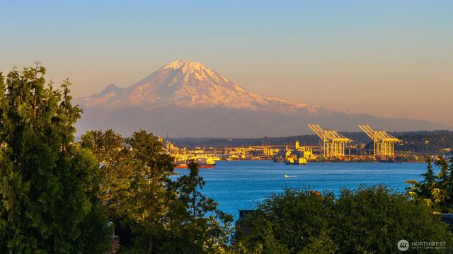 1915 35th Avenue W, Seattle, WA 98199