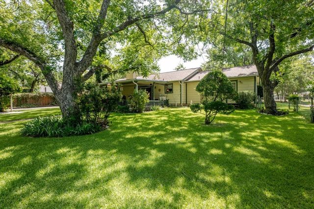 3908 Bandera Drive, De Cordova, TX 76049