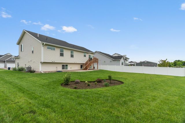 1581 Philipp Way, Shakopee, MN 55379