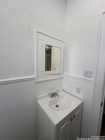 805 W Summit Ave Apt 4, San Antonio, TX 78212