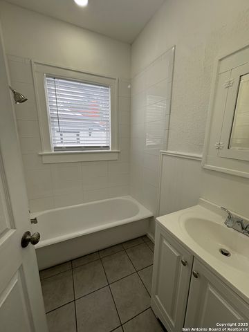 805 W Summit Ave Apt 4, San Antonio, TX 78212