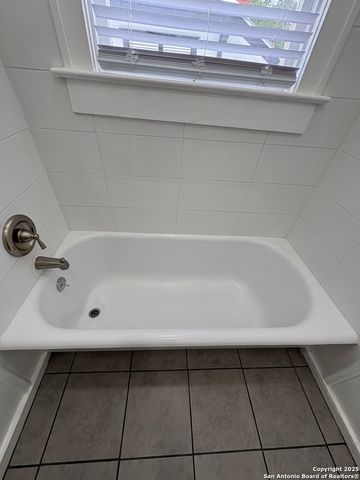 805 W Summit Ave Apt 4, San Antonio, TX 78212