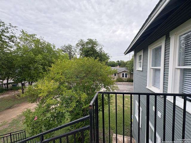 805 W Summit Ave Apt 4, San Antonio, TX 78212