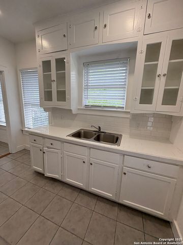 805 W Summit Ave Apt 4, San Antonio, TX 78212