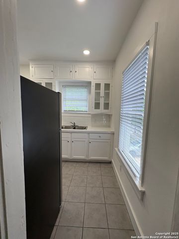 805 W Summit Ave Apt 4, San Antonio, TX 78212