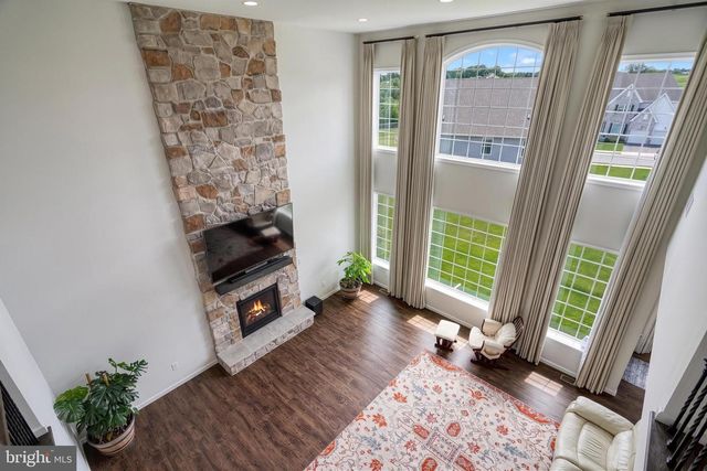 2805 ALPERTON DR, York, PA 17402