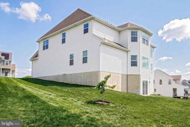 2805 ALPERTON DR, York, PA 17402