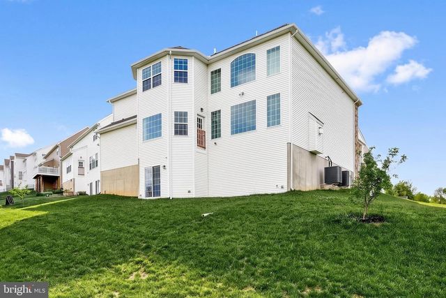 2805 ALPERTON DR, York, PA 17402