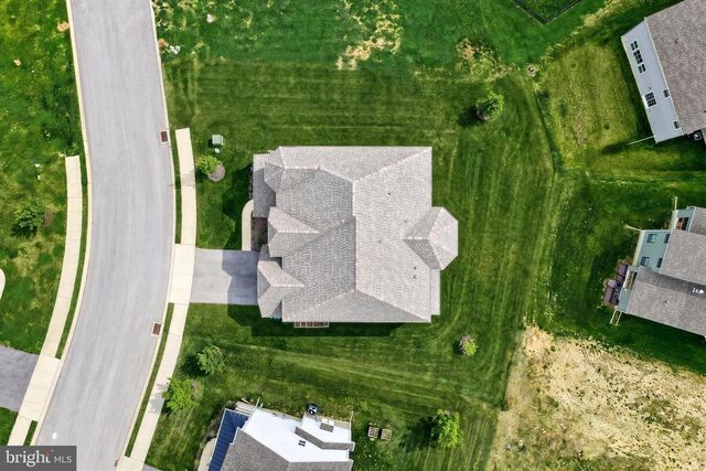 2805 ALPERTON DR, York, PA 17402