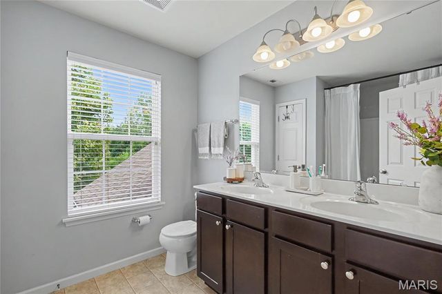 1001 Harmony Lake Parkway, St Peters, MO 63376