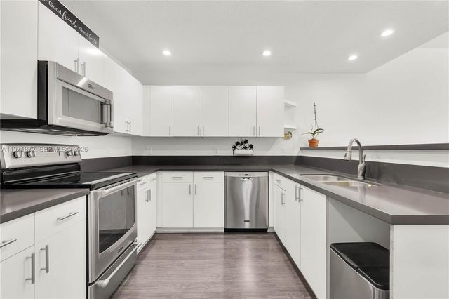 9581 SW 3rd St, Pembroke Pines, FL 33025