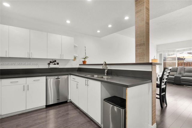 9581 SW 3rd St, Pembroke Pines, FL 33025