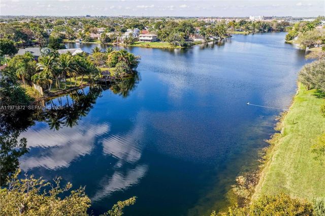 9581 SW 3rd St, Pembroke Pines, FL 33025