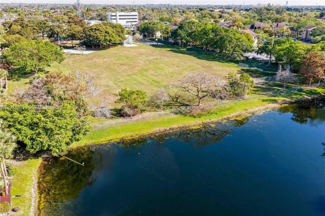 9581 SW 3rd St, Pembroke Pines, FL 33025