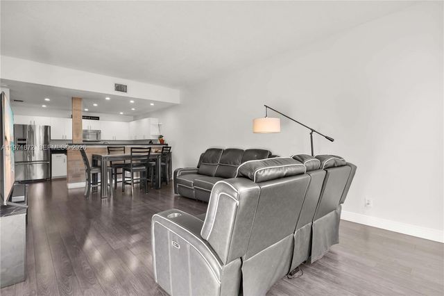 9581 SW 3rd St, Pembroke Pines, FL 33025