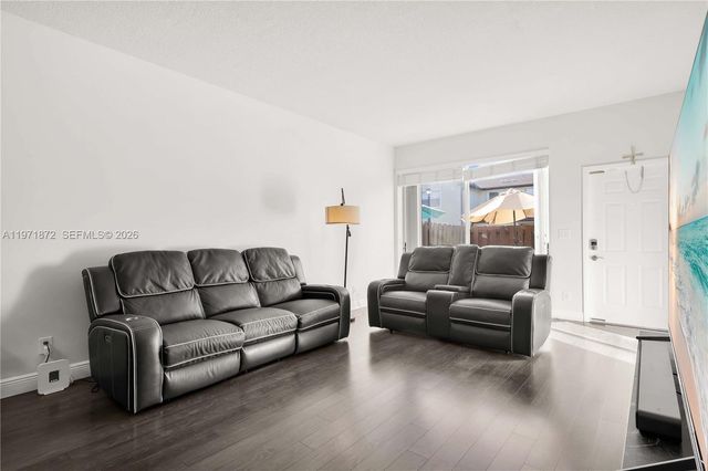 9581 SW 3rd St, Pembroke Pines, FL 33025