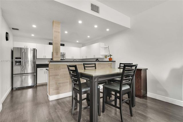 9581 SW 3rd St, Pembroke Pines, FL 33025