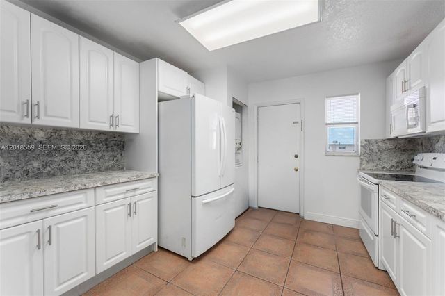 1950 W 54th St 406, Hialeah, FL 33012