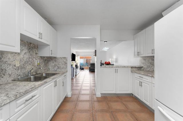 1950 W 54th St 406, Hialeah, FL 33012