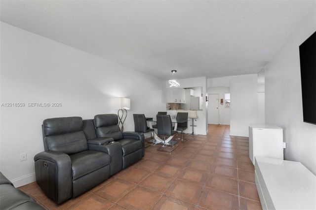 1950 W 54th St 406, Hialeah, FL 33012