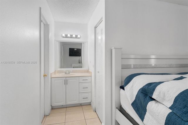 1950 W 54th St 406, Hialeah, FL 33012