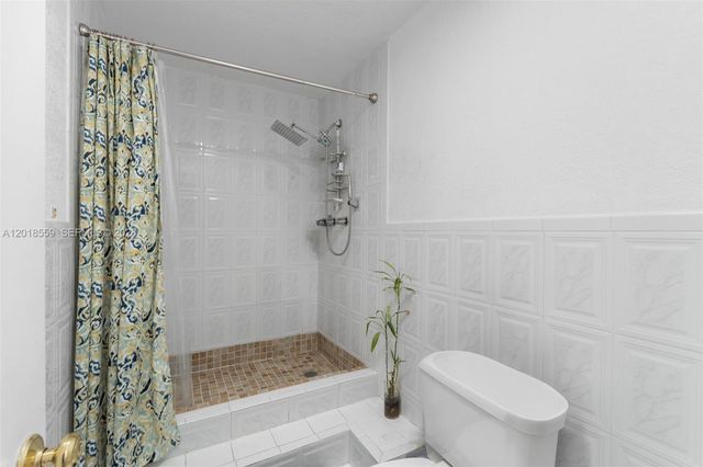 1950 W 54th St 406, Hialeah, FL 33012