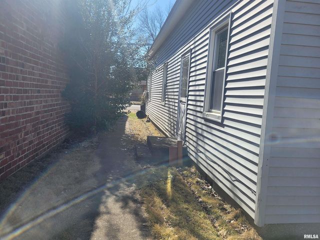 905 W MONROE Street, Herrin, IL 62948