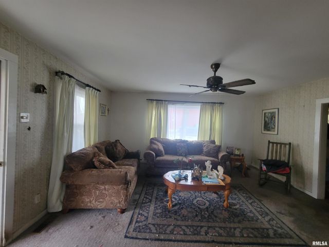 905 W MONROE Street, Herrin, IL 62948