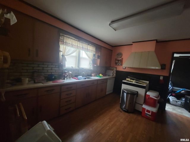 905 W MONROE Street, Herrin, IL 62948