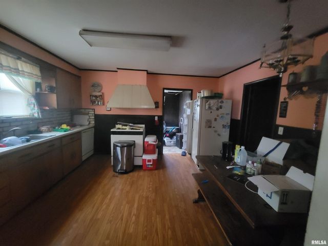 905 W MONROE Street, Herrin, IL 62948