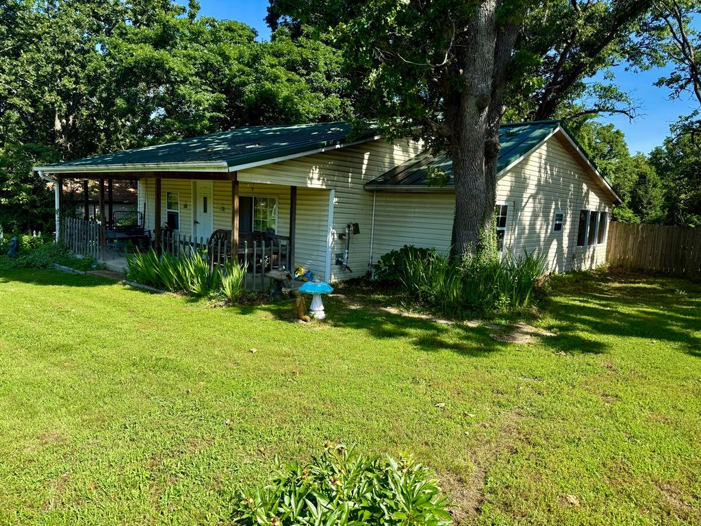 1235 W State Route 17, Houston, MO 65483